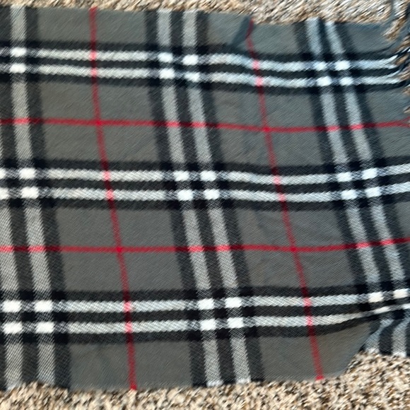 Burberry Gray , Black, and Red Checkered Scarf - Vintage Burberrys. - lambs wool - Picture 6 of 14